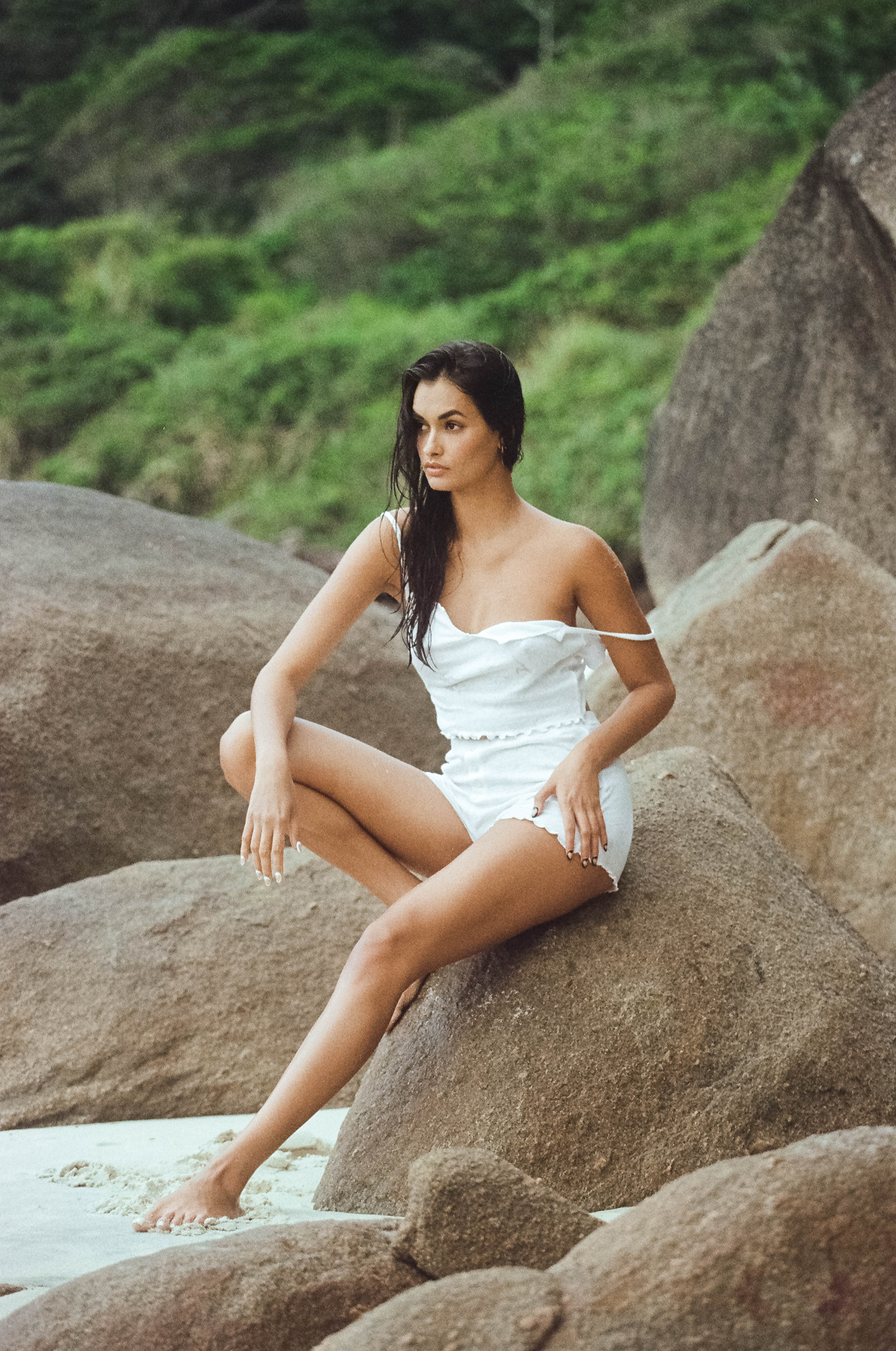 https://www.offline35mm.com/wp-content/uploads/2023/01/Gizele-Oliveira-by-Matias-Ternes-x-Offline-35mm-Magazine-Brazil-2022-04.jpg